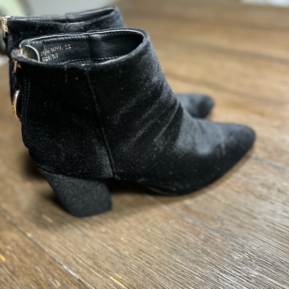 Like new Yoki Niya black ankle boots size 8.5 - Picture 3 of 10
